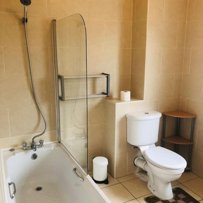 הוילה Townhouse Clifden: Located In The Heart Of Connemara מראה חיצוני תמונה