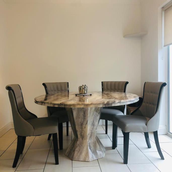 הוילה Townhouse Clifden: Located In The Heart Of Connemara מראה חיצוני תמונה