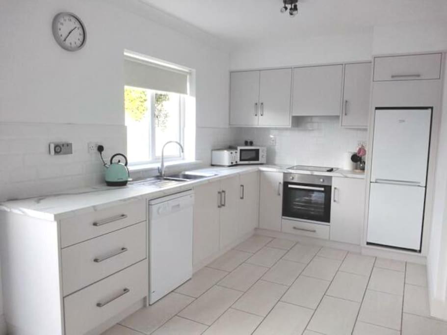 הוילה Townhouse Clifden: Located In The Heart Of Connemara מראה חיצוני תמונה