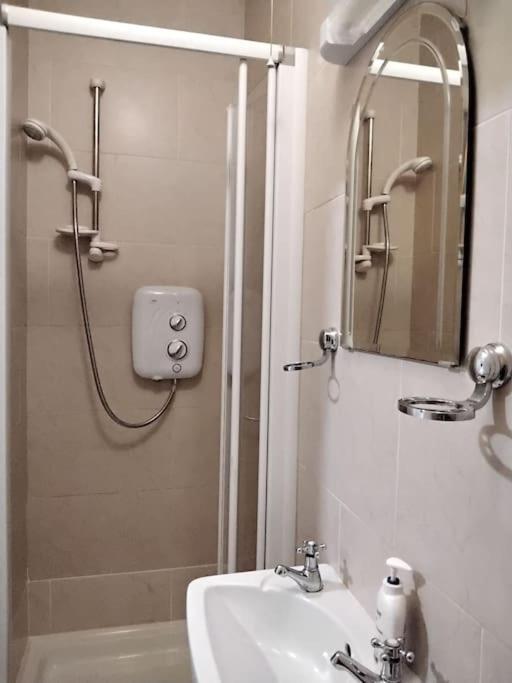 הוילה Townhouse Clifden: Located In The Heart Of Connemara מראה חיצוני תמונה