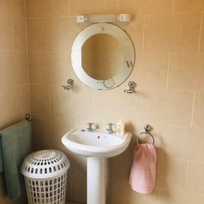 הוילה Townhouse Clifden: Located In The Heart Of Connemara מראה חיצוני תמונה